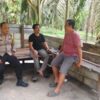 Bhabinkamtibmas Sambangi Tokoh Pemuda Desa Padang Luas, Ajak Warga Jaga Kamtibmas