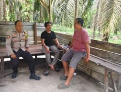 Bhabinkamtibmas Sambangi Tokoh Pemuda Desa Padang Luas, Ajak Warga Jaga Kamtibmas