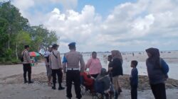 Polsek Teluk Meranti Patroli Pantai Ogis Cegah Risiko Bagi Wisatawan Menyaksikan Ombak Bono