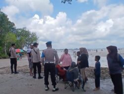 Polsek Teluk Meranti Patroli Pantai Ogis Cegah Risiko Bagi Wisatawan Menyaksikan Ombak Bono