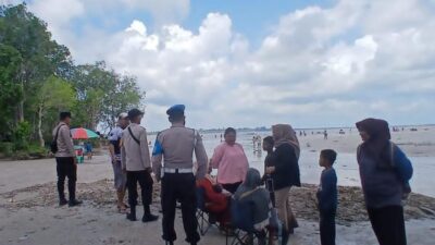 Polsek Teluk Meranti Patroli Pantai Ogis Cegah Risiko Bagi Wisatawan Menyaksikan Ombak Bono