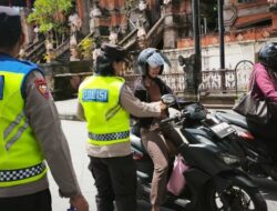 Ciptakan Nataru Kondusif, Subsatgas Binmas Bagikan Brosur Imbauan Kamtibmas kepada Masyarakat