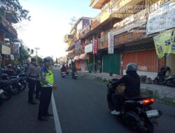 Ops Nataru 2025 Pesonil Sat Lantas Polres Karangasem Sebrangkan Pejalan Kaki di Pasar Kesatriaan Amlapura 