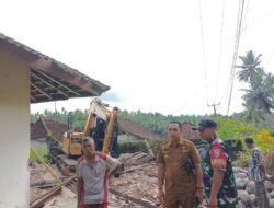 Dukung Fasilitas Publik, Babinsa Yehembang Kangin Kawal Proses Pembongkaran Mes Guru