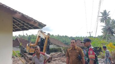 Dukung Fasilitas Publik, Babinsa Yehembang Kangin Kawal Proses Pembongkaran Mes Guru