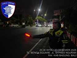 Personel Operasi Lilin Agung 2025 Sigap Urai Kepadatan Lalu Lintas, di Kota Denpasar dan Sekitarnya