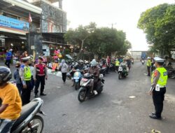 Pastikan Kelancaran Lalin Jelang Nataru, Personel Pos Terpadu Gatot Subroto Siaga di Kawasan Pasar Timur Amlapura