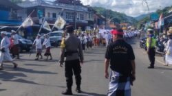 Personil Polsek Padangbai Bersinergi dengan Pecalang,  Amankan Rangkaian Piodalan di Pura Silayukti