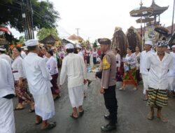 Bhabinkamtibmas Berikan Pengamanan, saat Kegiatan Masyarakat Hari Raya Budha Kliwon Pahang