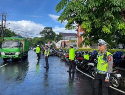 Personel Polda Bali Amankan Gereja, Saat Umat Kristiani Melaksanakan Perayaan Hari Raya Natal