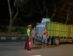 Atensi Para Sopir Truk, Satlantas Polres Karangasem Himbau Sopir Truk Tidak Parkir di Bahu Jalan