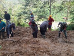 Anggota Koramil 06/Jagong Gotong Royong Bersihkan Jalan Longsor di Berawang Dewal