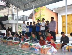 Paska banjir wali kota Langsa menyerahk bantuan dan santunan kepada anak yatim.