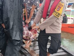 KLM Fitri Jaya Terbalik Dihantam Gelombang, Polisi Bergerak Cepat Evakuasi Korban