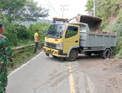 Babinsa Koramil 03/Pegasing Amankan Pembersihan Longsor di Ruas Jalan Takengon–Angkup