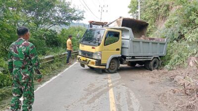 Babinsa Koramil 03/Pegasing Amankan Pembersihan Longsor di Ruas Jalan Takengon–Angkup