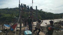 Babinsa Koramil 09/Ketol Bantu Evakuasi Warga Sakit Usai Jalani Kemoterapi