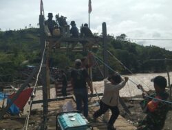 Babinsa Koramil 09/Ketol Bantu Evakuasi Warga Sakit Usai Jalani Kemoterapi