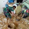 Babinsa Koramil 07/Atu Lintang Bersihkan Ruang Kelas SDN 10 Pascabanjir