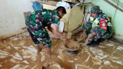 Babinsa Koramil 07/Atu Lintang Bersihkan Ruang Kelas SDN 10 Pascabanjir