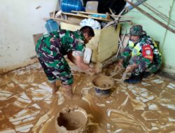 Babinsa Koramil 07/Atu Lintang Bersihkan Ruang Kelas SDN 10 Pascabanjir