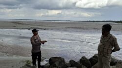 Polsek Teluk Meranti Patroli Pantai Ogis, Pastikan Keselamatan Wisatawan Saksikan Ombak Bono