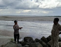 Polsek Teluk Meranti Patroli Pantai Ogis, Pastikan Keselamatan Wisatawan Saksikan Ombak Bono