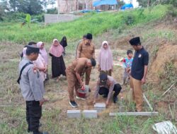 Bedah Rumah Bagi Warga Tidak Layak Huni, Kapolsek Pangkalan Lesung Turun Langsung