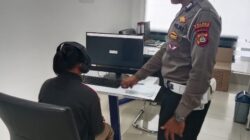 Personil Lantas Berikan Uji Teori Avis Komputerisasi, kepada Pemohon SIM Baru