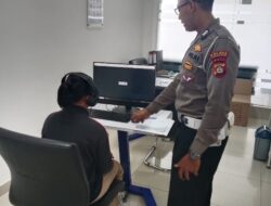 Personil Lantas Berikan Uji Teori Avis Komputerisasi, kepada Pemohon SIM Baru