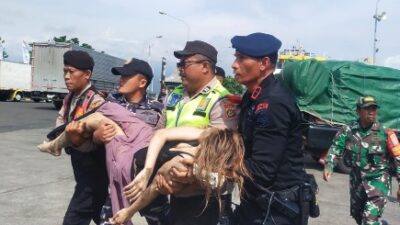 Gerak Cepat Personel Polsek Kawasan Pelabuhan Gilimanuk, Evakuasi Penumpang Kapal Pottre Koneng yang Terjatuh