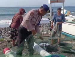 Wujud Kebersamaan Bersama Warga Nelayan Satuan Polairud Polres Karangasem, Bantu Nelayan Proses Melepas Ikan dari Jaring