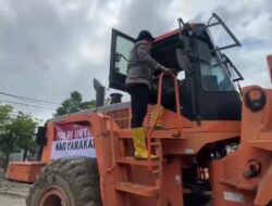 Kapolri Bantu Alat Berat, untuk Percepat Pemulihan Jalan, Fasilitas Umum dan Rumah Warga Pasca Banjir di Kab. Pidie