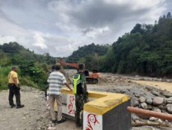 Babinsa Koramil 08/Silih Nara Monitoring Pengerjaan Pondasi Jembatan Pelang