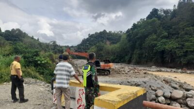 Babinsa Koramil 08/Silih Nara Monitoring Pengerjaan Pondasi Jembatan Pelang