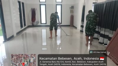 Anggota Diskam Kodim 0106/Aceh Tengah Bersihkan Menasah Kodim