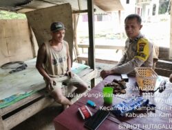 Bhabinkamtibmas Polsek Langgam Sambangi Warga Desa Segati, Sampaikan Pesan Kamtibmas