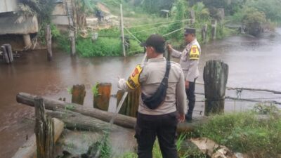 Polsek Pangkalan Kuras Gelar Patroli Bantaran Sungai untuk Antisipasi Banjir