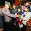 Saat Turun Langsung ke HI Cek Pengamanan Tahun Baru, Kapolri Berinteraksi dengan Masyarakat