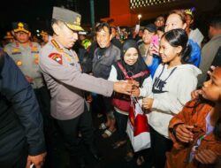 Saat Turun Langsung ke HI Cek Pengamanan Tahun Baru, Kapolri Berinteraksi dengan Masyarakat