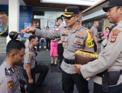Kapolres Karangasem Lakukan Prosesi Tradisi Siraman Kembang, kepada 81 Personelnya yang Mendapat Kenaikan Pangkat