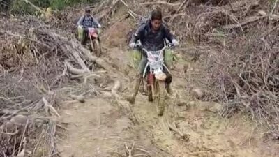 Aksi Heroik Tiga Personel Polres Aceh Terobos Medan Ekstrem, Demi Salurkan Bantuan Logistik