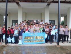 Polres Metro Tangerang Kota Bagikan Bantuan Sosial dalam Kegiatan Jumat Peduli