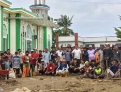 Gotong Royong Relawan Bersihkan Masjid Madinah Japakeh, Simbol Kepedulian dan Iman Pasca Banjir Bandang Aceh.