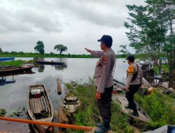 Polisi Patroli Bantaran Sungai Kampar Antisipasi Banjir di Pangkalan Kuras