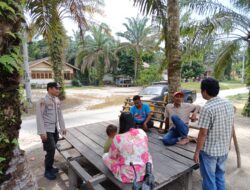 Polsek Pangkalan Kuras Sosialisasikan Antisipasi Banjir di Bantaran Sungai Napuh