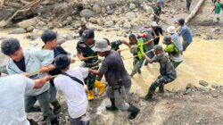 Gotong Royong di Tengah Arus Sungai, Jembatan Darurat Desa Burlah Jadi Harapan Warga Ketol