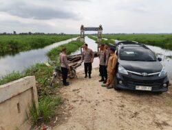 Air Genangi Jalan, Polsek Pangkalan Kerinci Beri Imbauan Warga Desa Rantau Baru Bawah