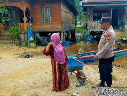 Polsek Pangkalan Kuras Sosialisasikan Antisipasi Banjir kepada Warga Bantaran Sungai Kampar