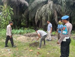 Dukung Pelestarian Lingkungan, Polisi di Pelalawan Tanam Pohon Buah